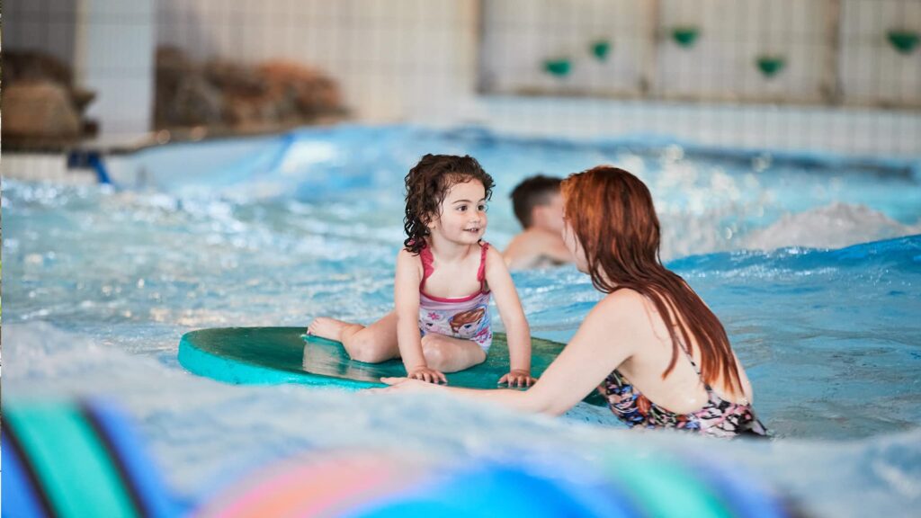 Mamma och dotter i poolen