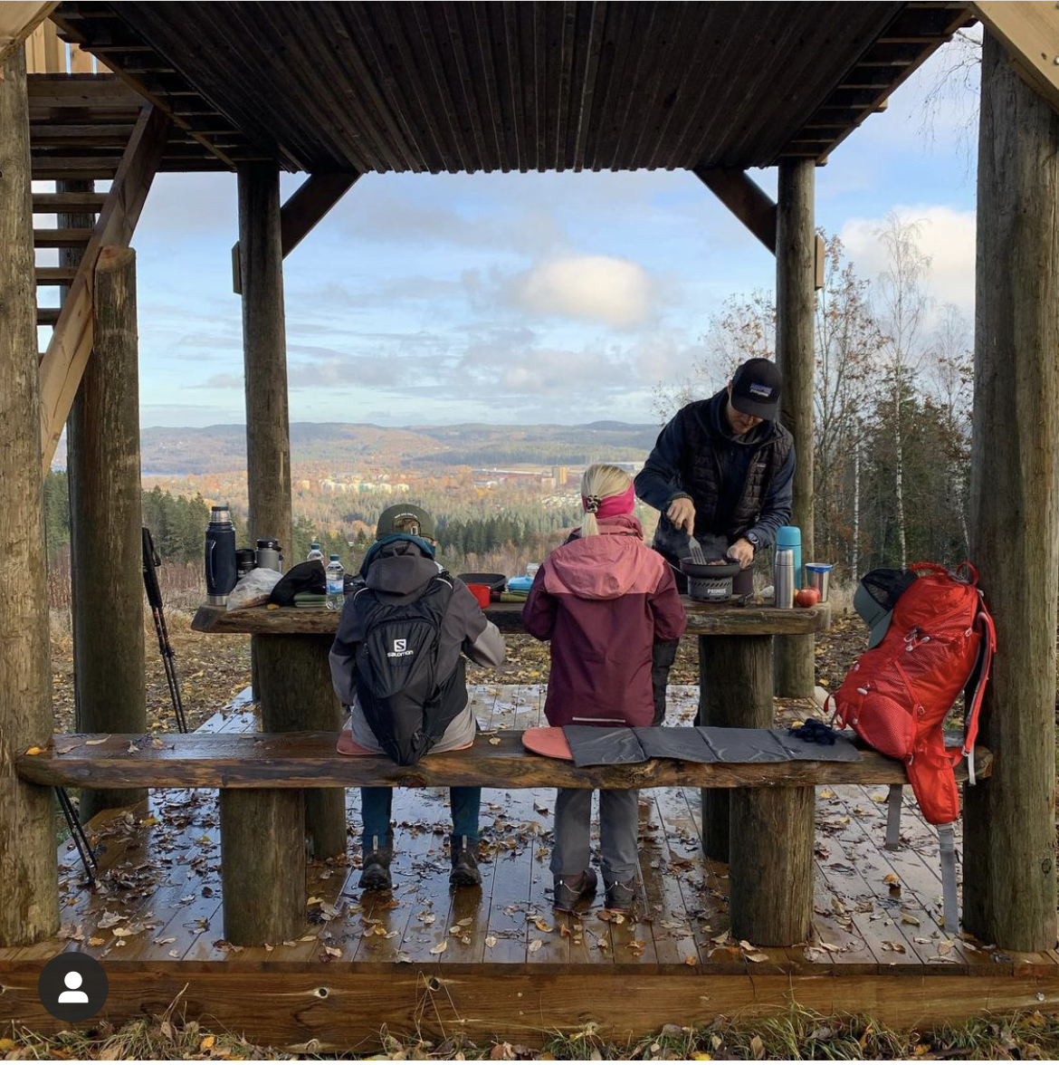 Mat utomhus med familjen