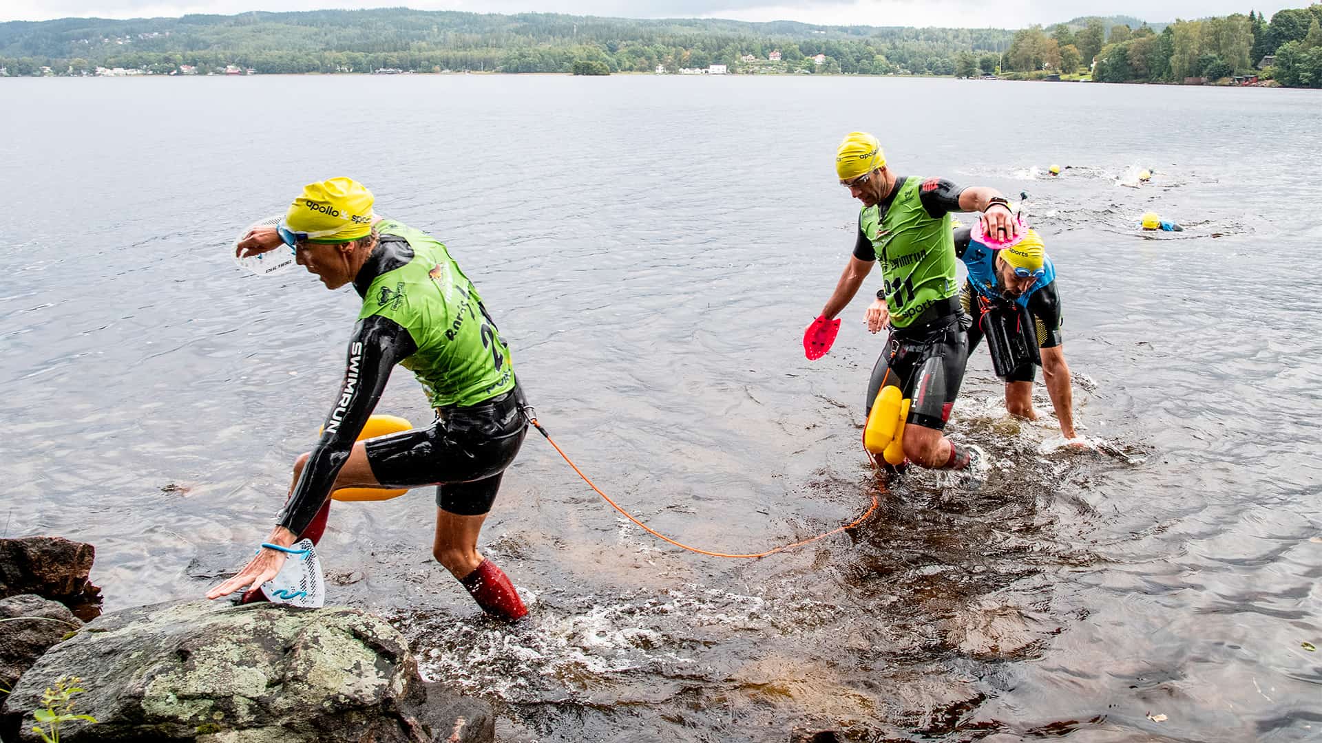 swimrunners på väg upp ur vattnet