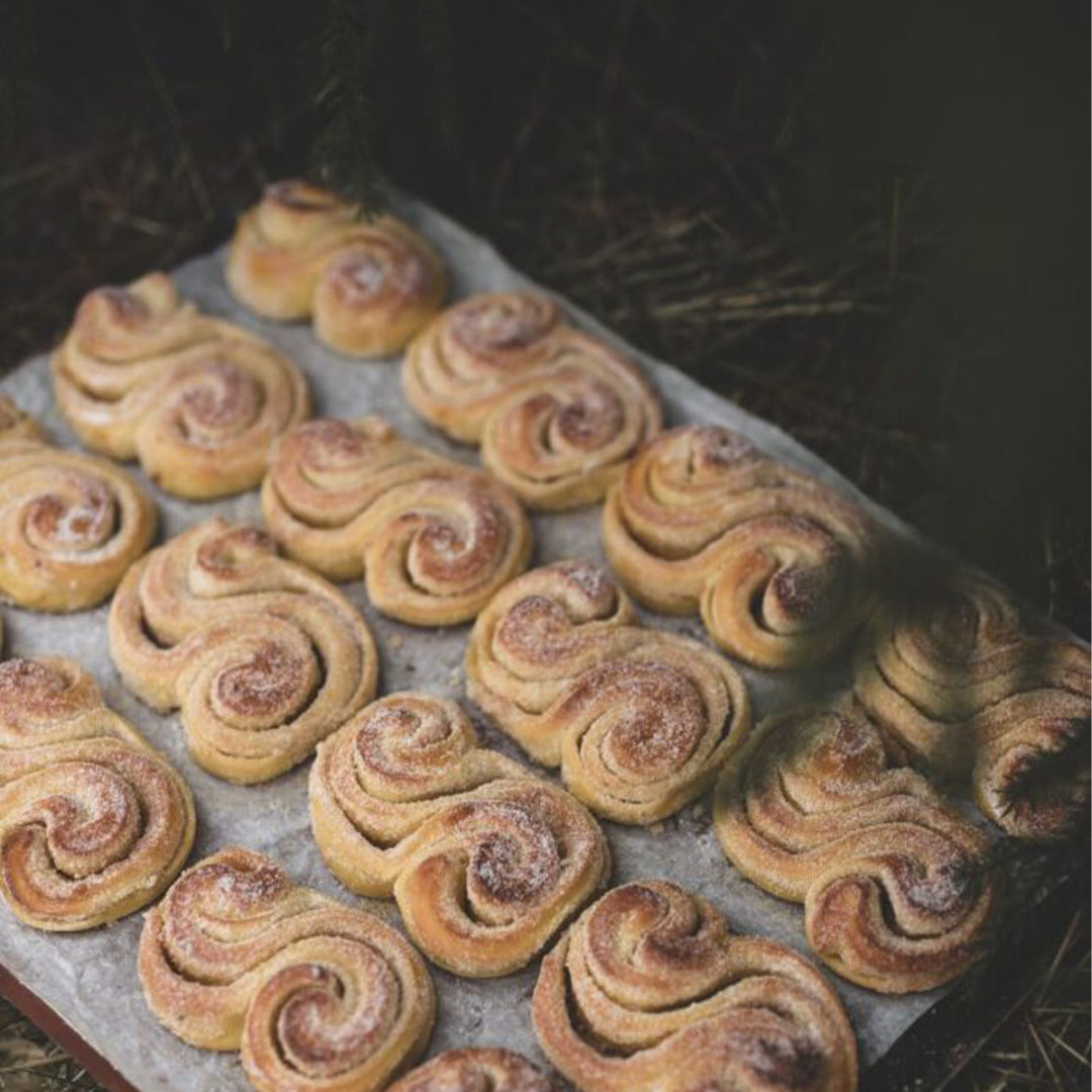 Sockrade lussekatter på en plåt.