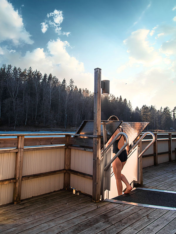 Kvinna på väg ner för badstege