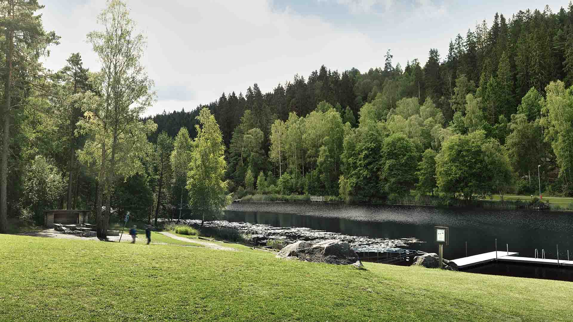 Vy över sjön med brygga
