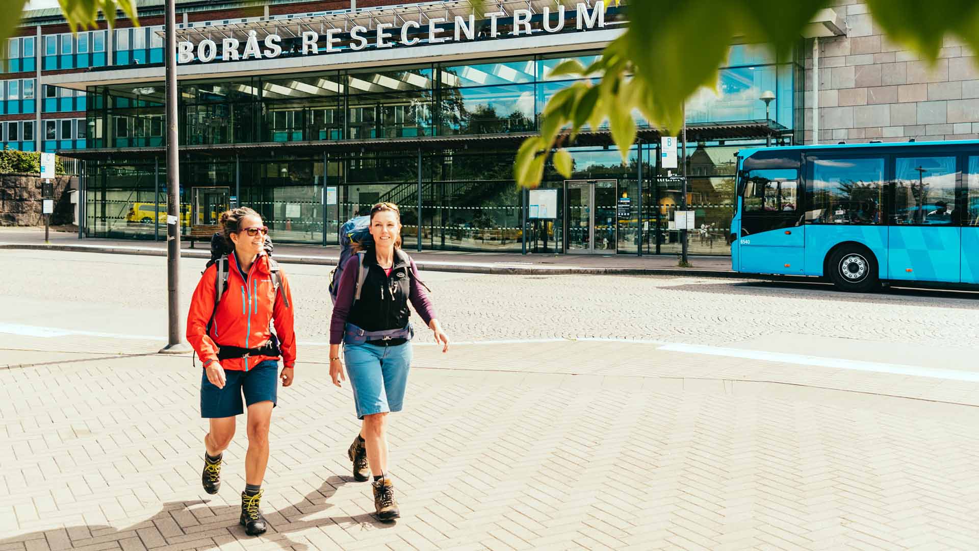 Två tjejer med klädda för vandring går förbi Resecenterum