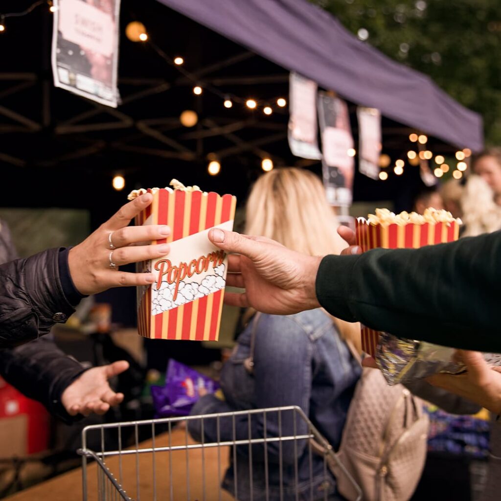 En röd burk med popcorn