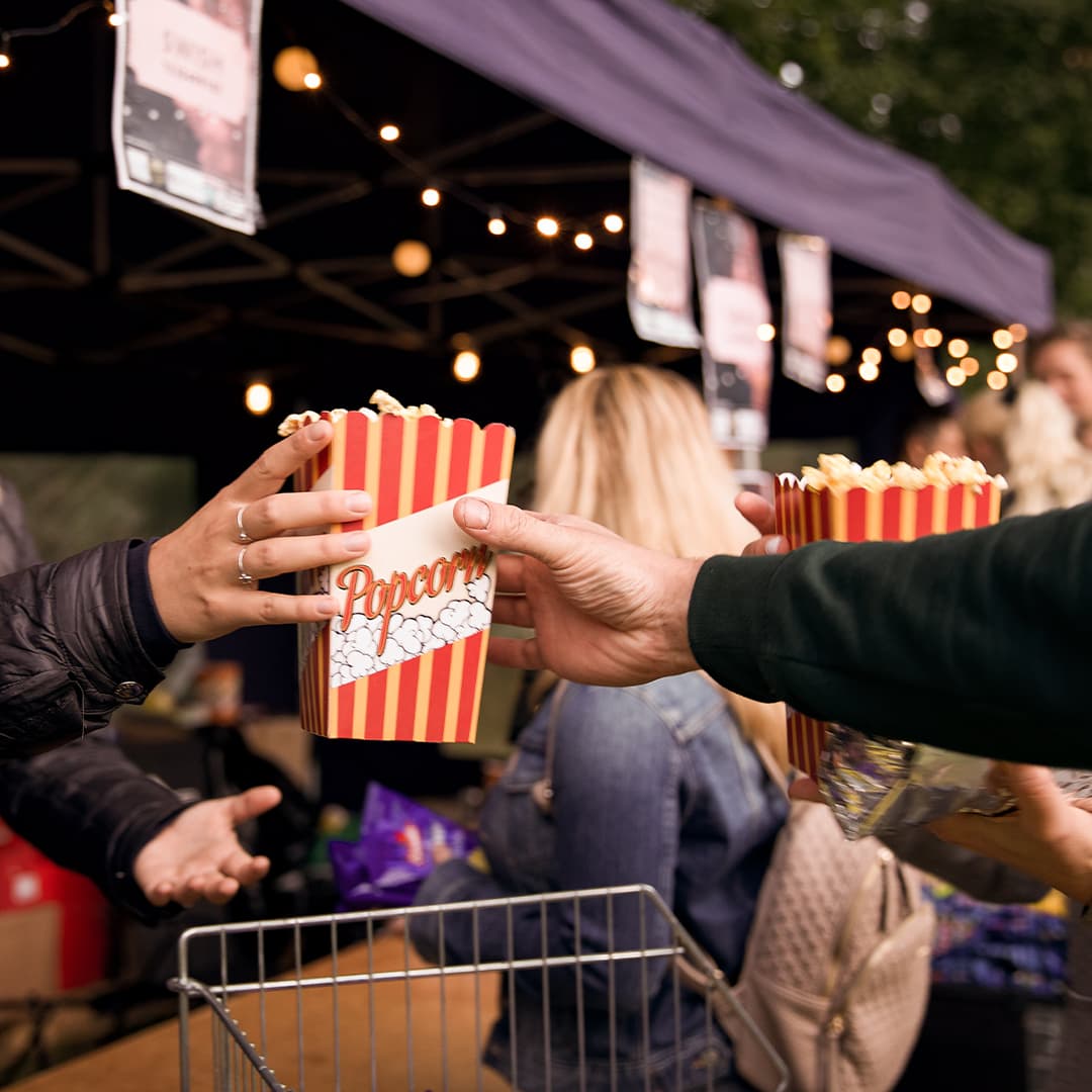 En röd burk med popcorn