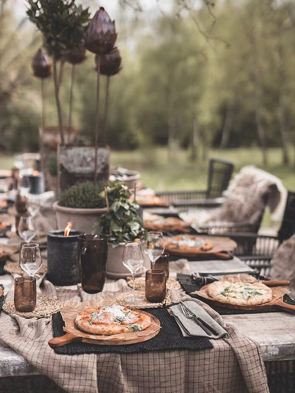 Ett dukat bord med surdegspizzor