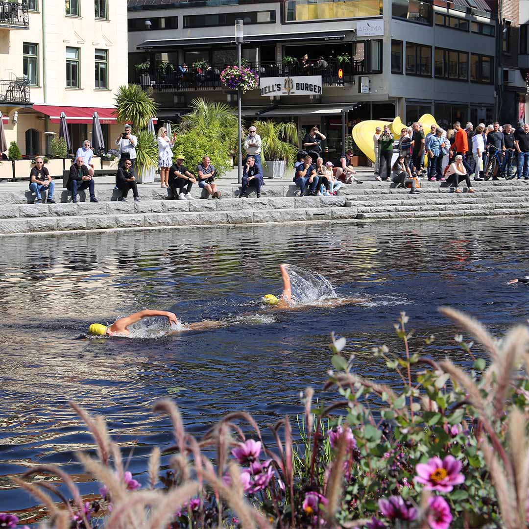 Två personer som simmar i Viskan