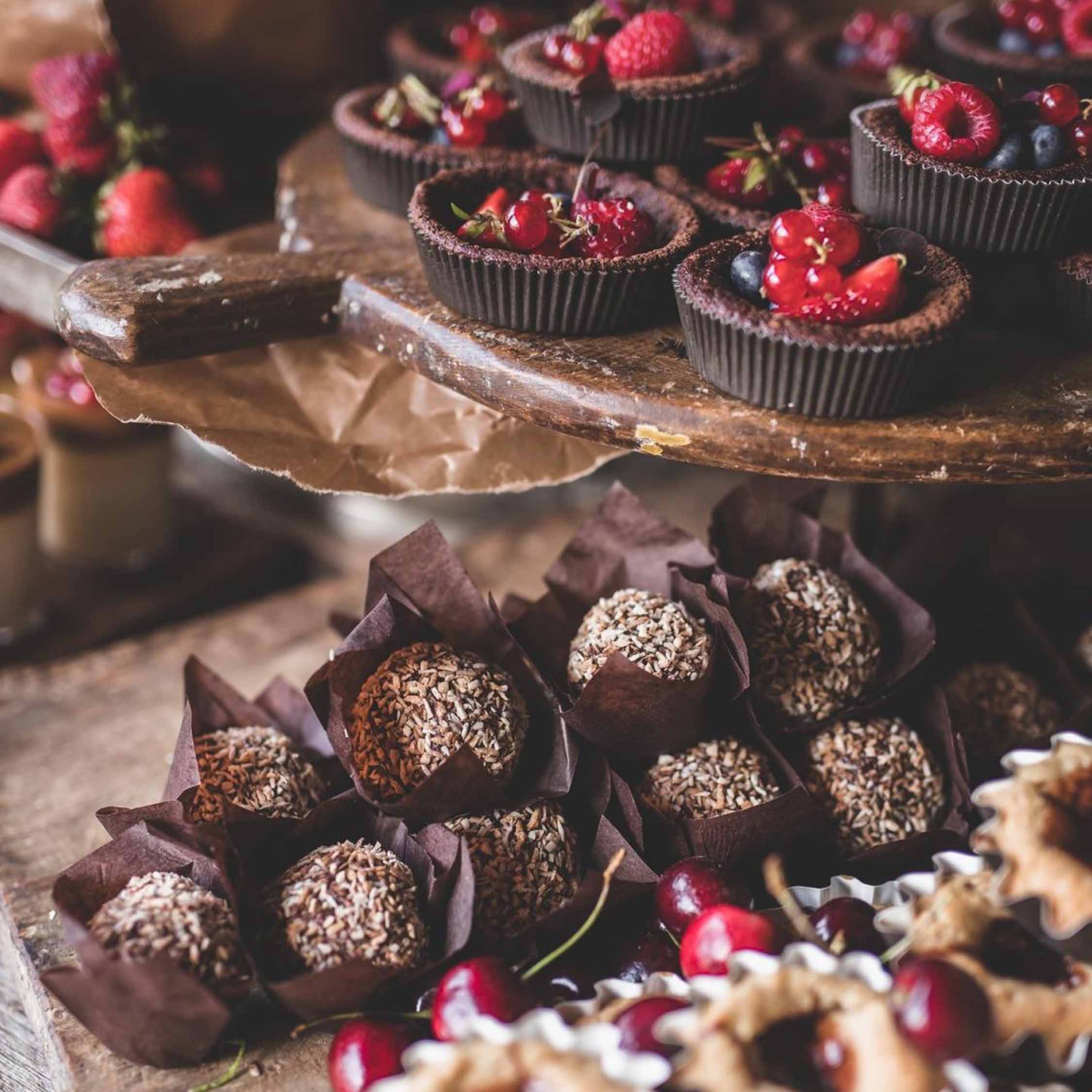 Chokladbollar, hallongrottor och kladdkakemuffins.