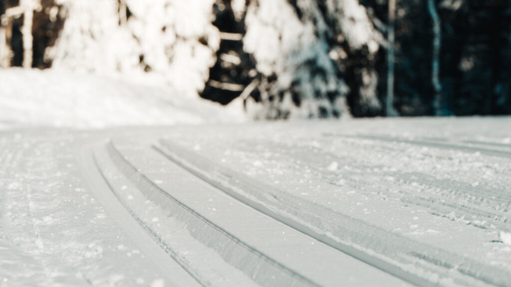 Skidspår i snön.