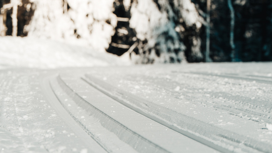 Skidspår i snön.
