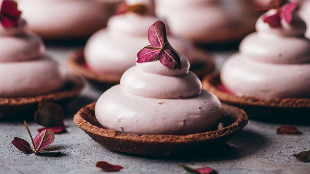 En tartlett med rosa maräng.