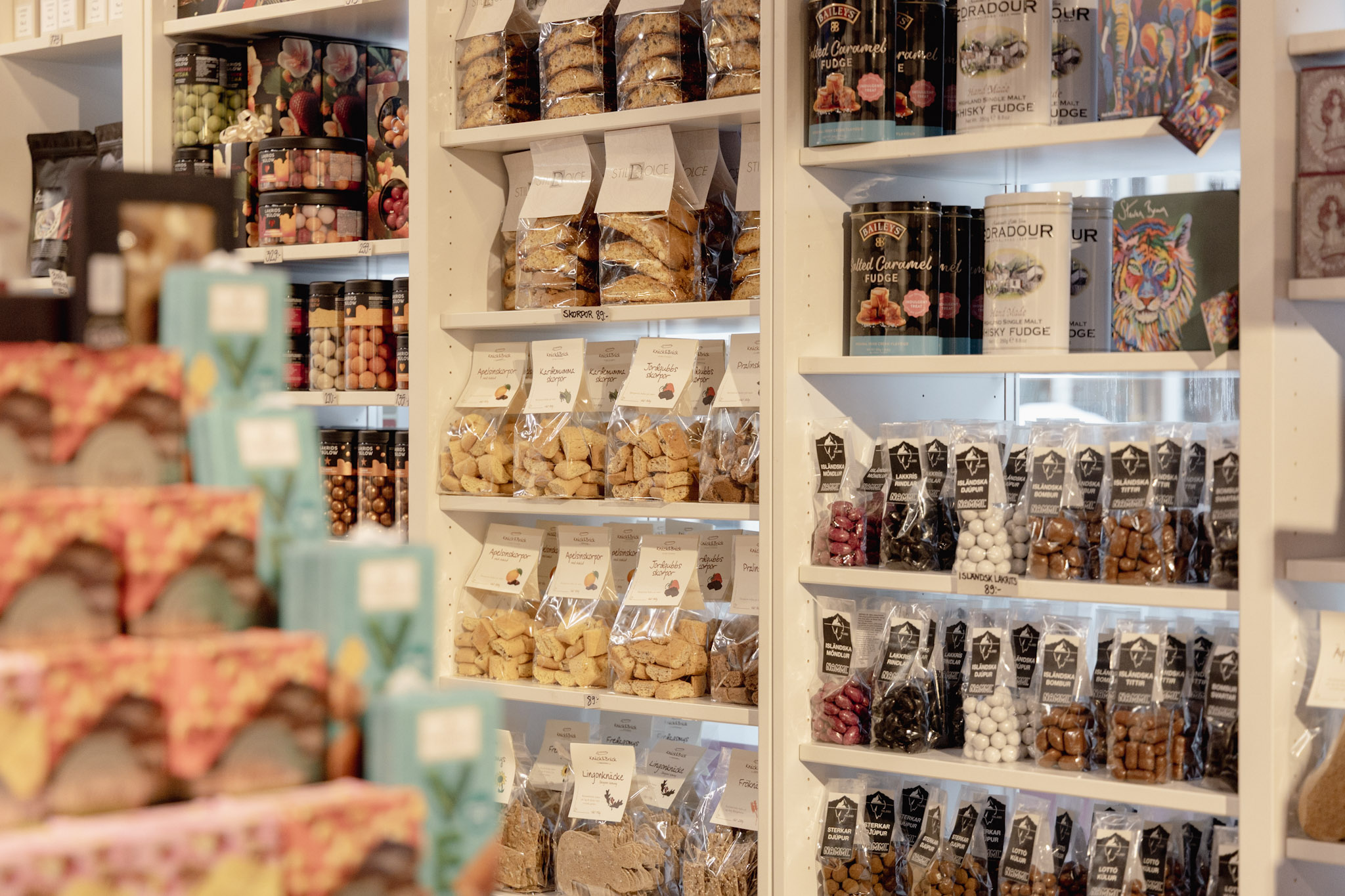 En hylla med delikatesser.