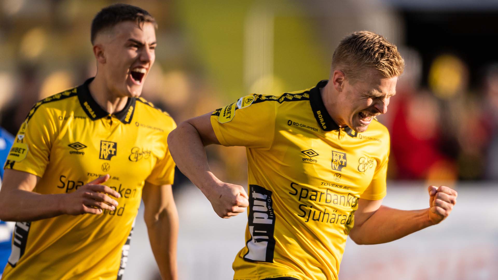 Två spelare som gör segergester.