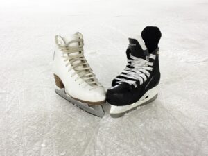 Konståkningsskridsko och hockeyskridsko på is