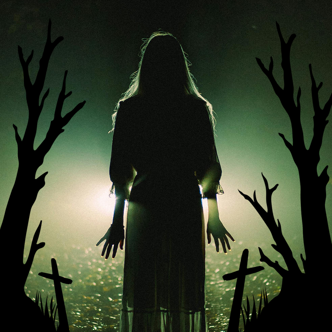 En läskig kvinna som står i skuggan av träd