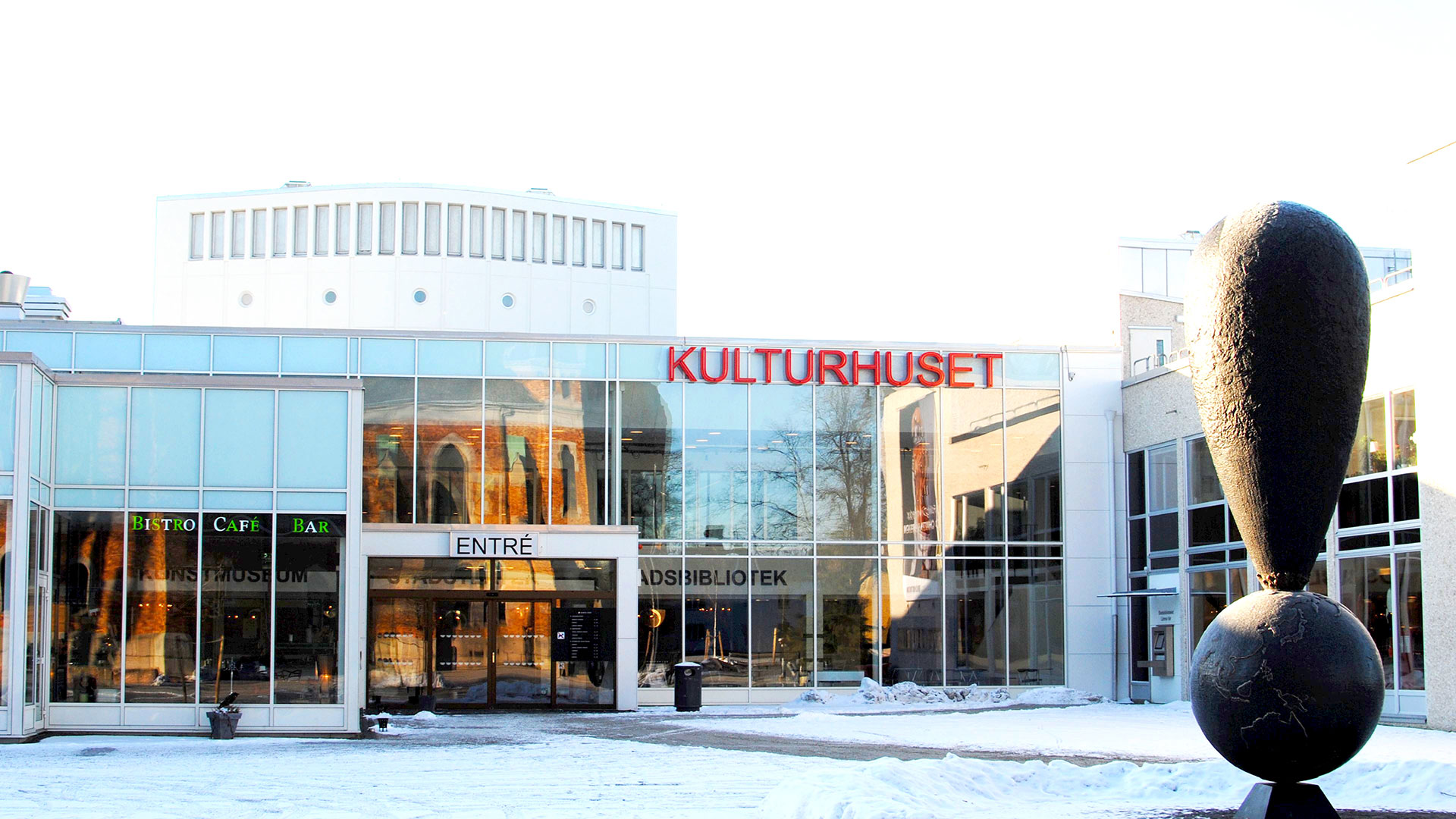 Kultuhusets entré med snö.