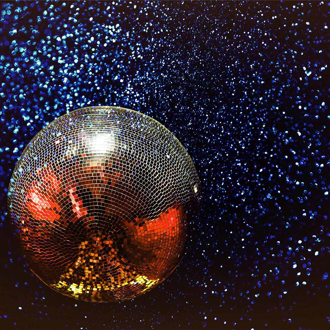 En discokula mot en glittrig bakgrund
