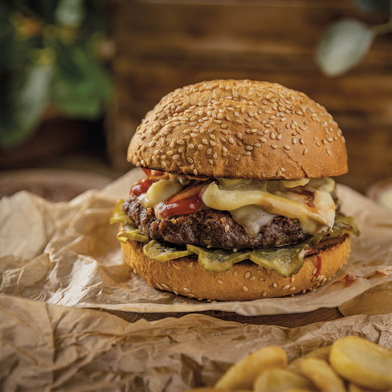 smarrig hamburgare och pommes frites