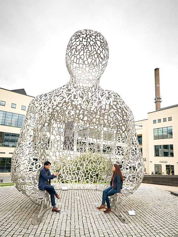 En stor staty av en människa man kan sätta sig i