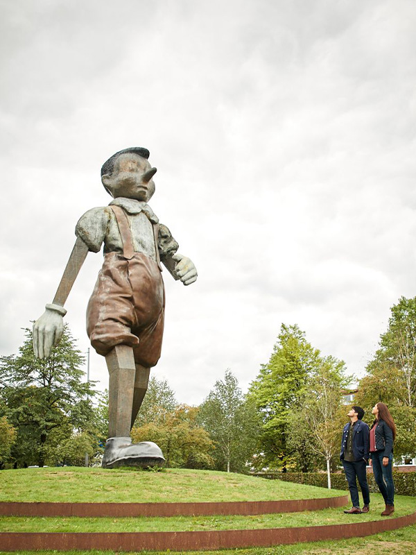 En stor staty av Pinocchio