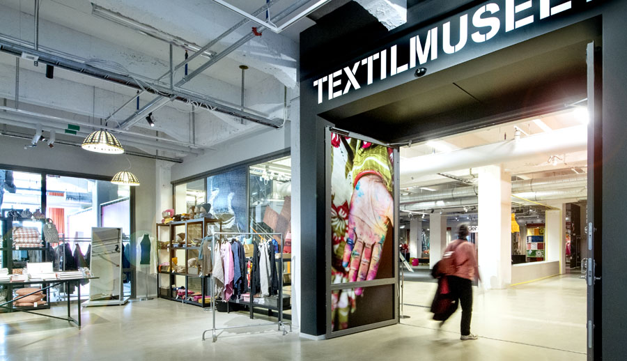 dörrpost och person som går in på Textilmuseet