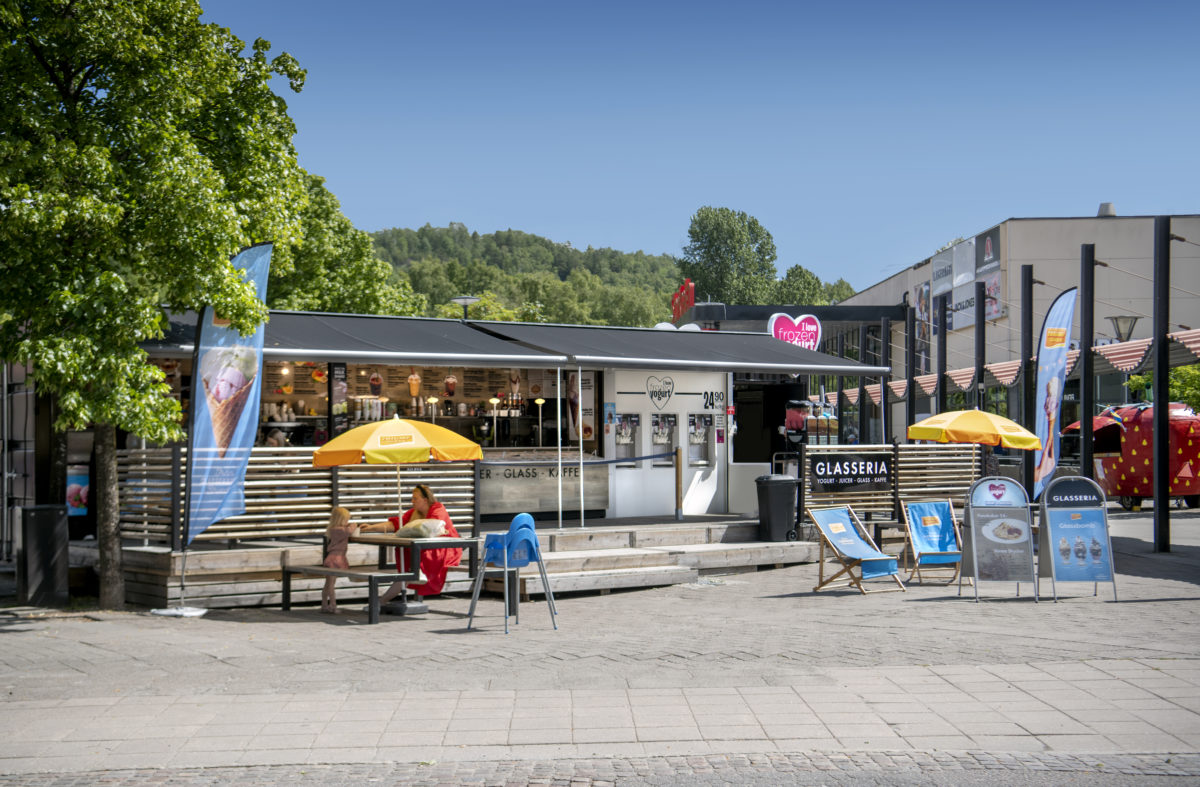 Glasskiosken Glasserian under en solig sommardag.