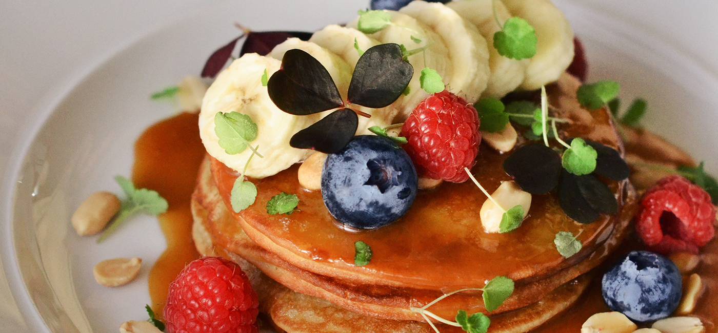 Amerikanska pannkakor på tallrik.