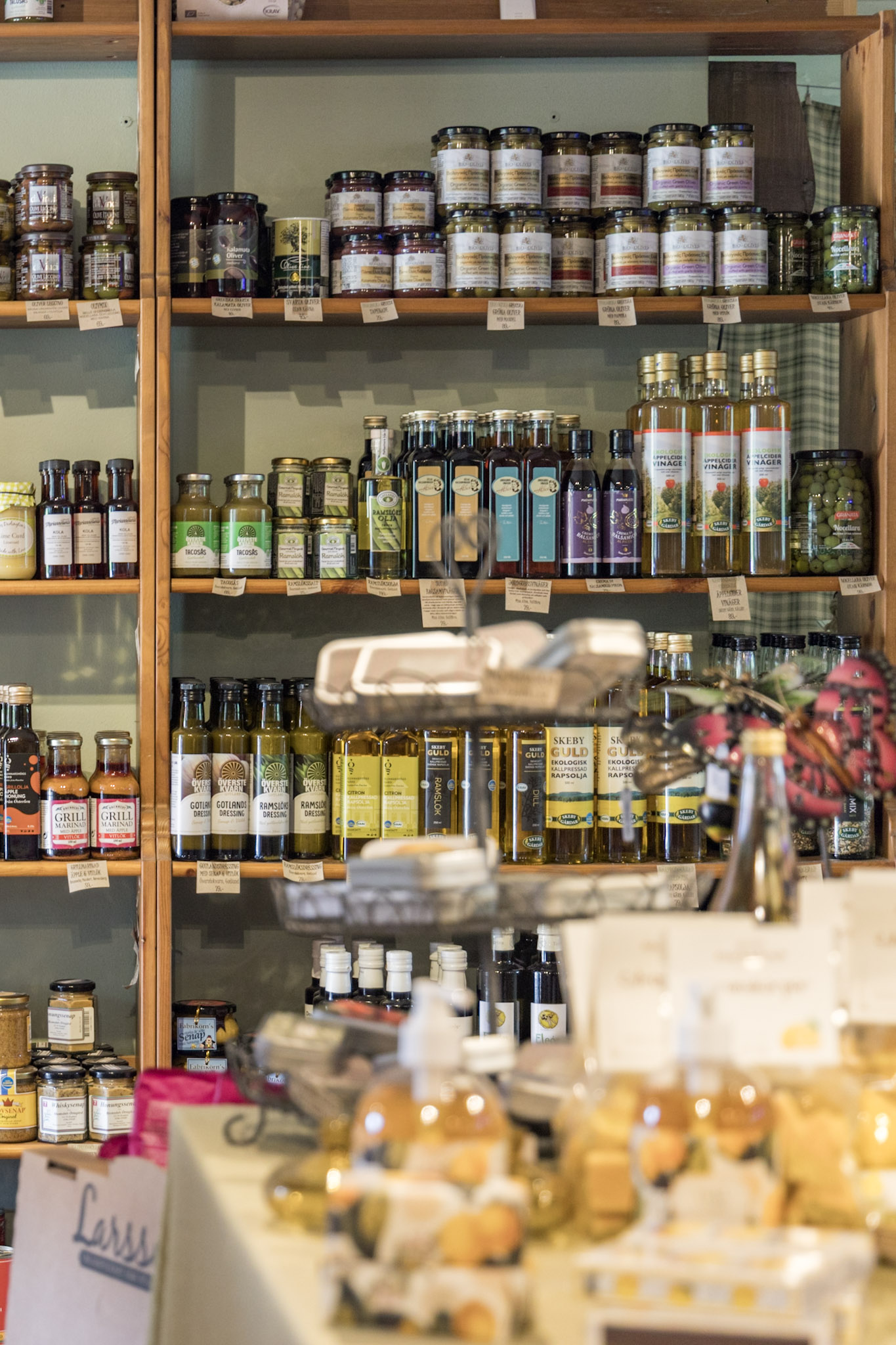 Matdelikatesser står uppradade i en hylla.