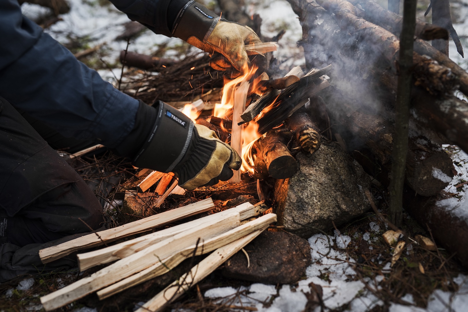 person som tänker eld utomhus