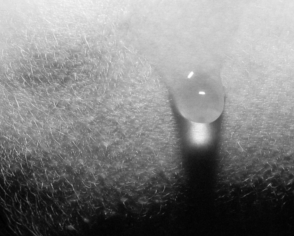 svartvit bild vattendroppe på hud