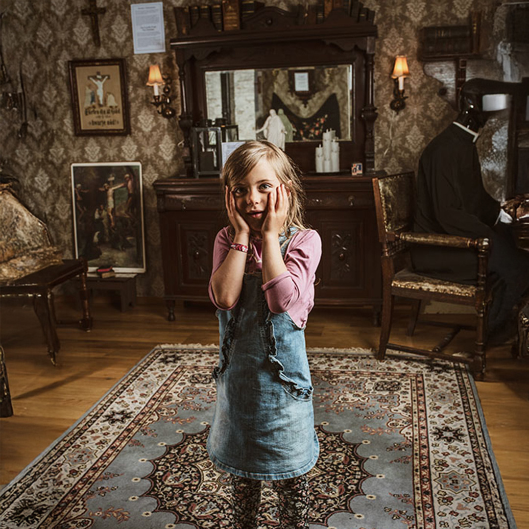 flicka ser rädd ut i ett kusligt rum