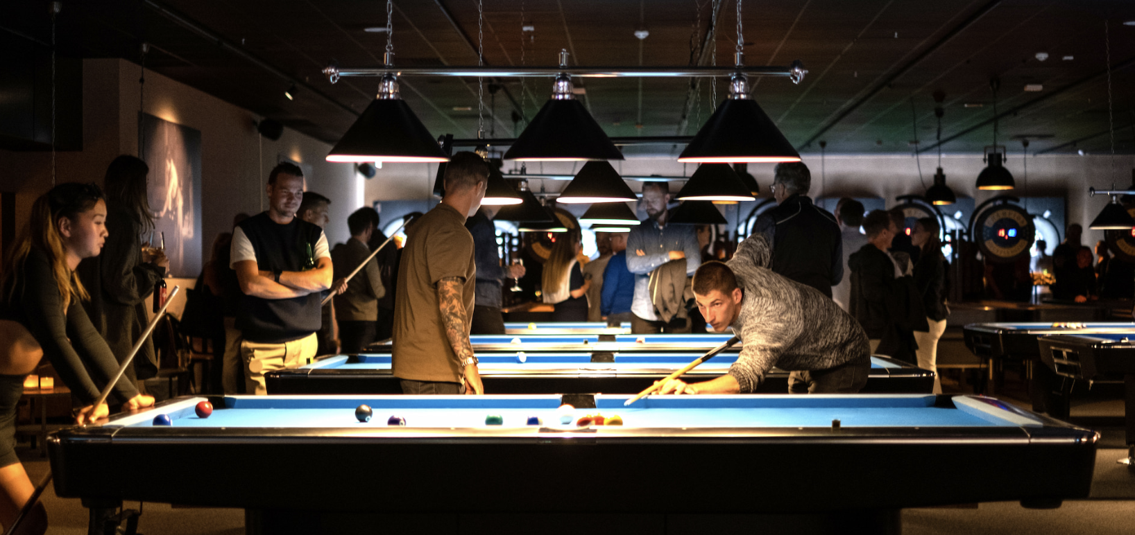 Människor som spelar biljard.