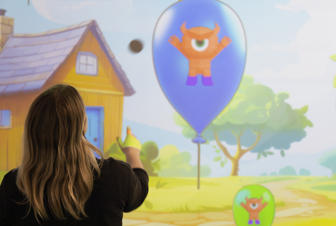 En tjej kastar en boll i ett spel.