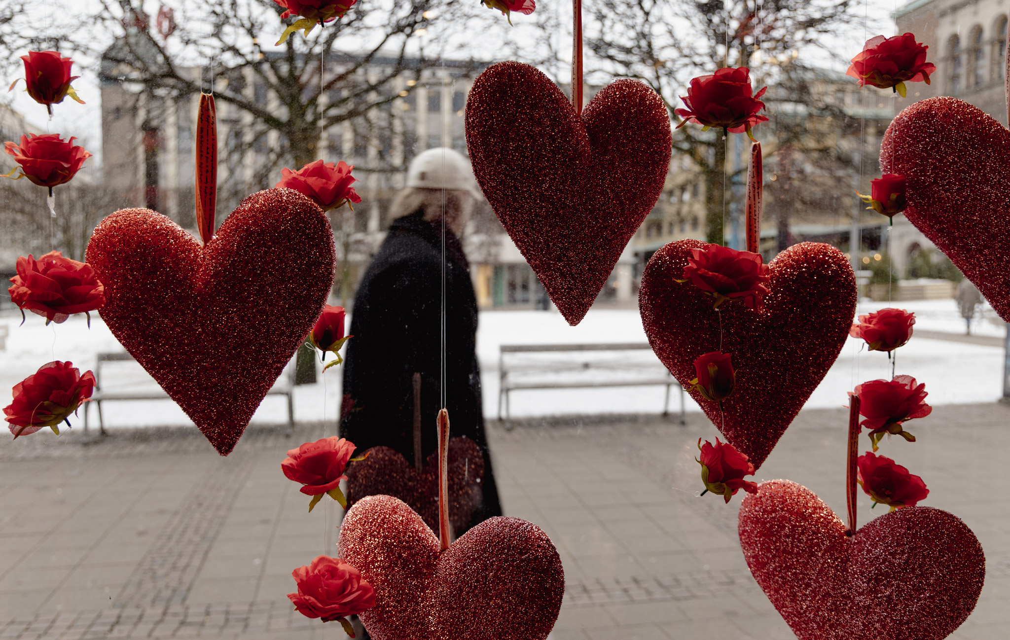 Hjärtan i ett skyltfönster.