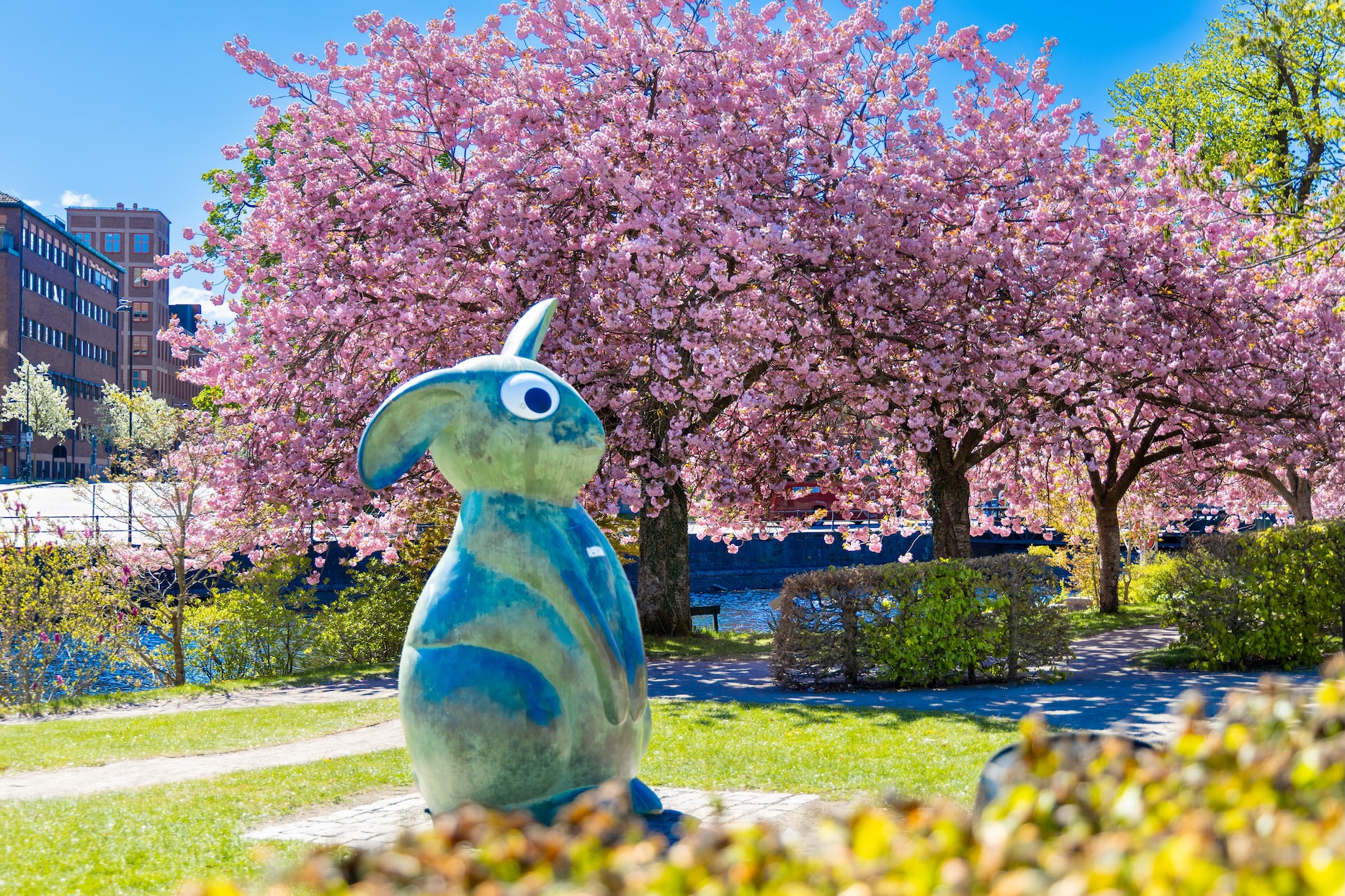 En kaninskulptur i en park.