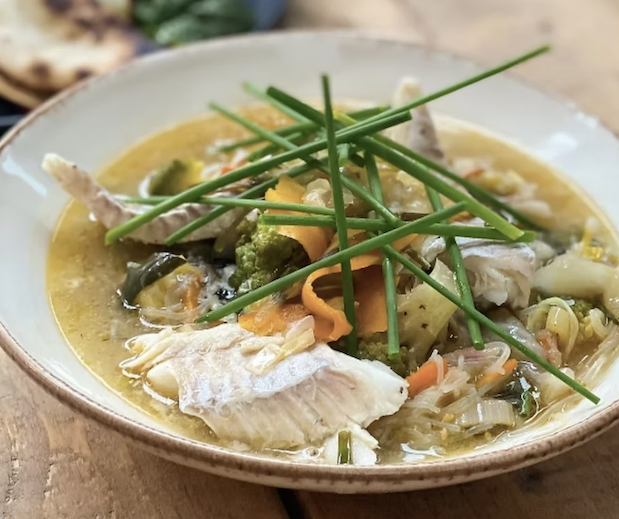 Fisk och potatis på en tallrik.