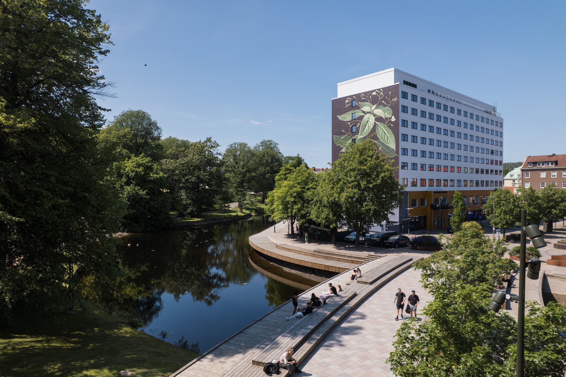 Hus vid Viskan med muralmålning.