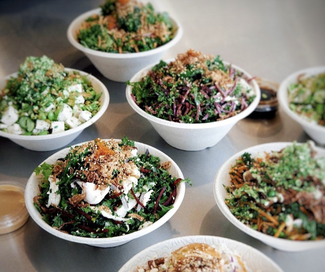 Skålar med mat i som står på ett bord.