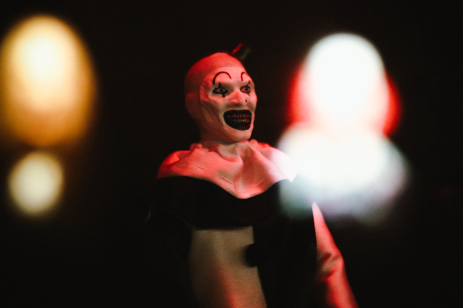 En clown i en glasmonter.