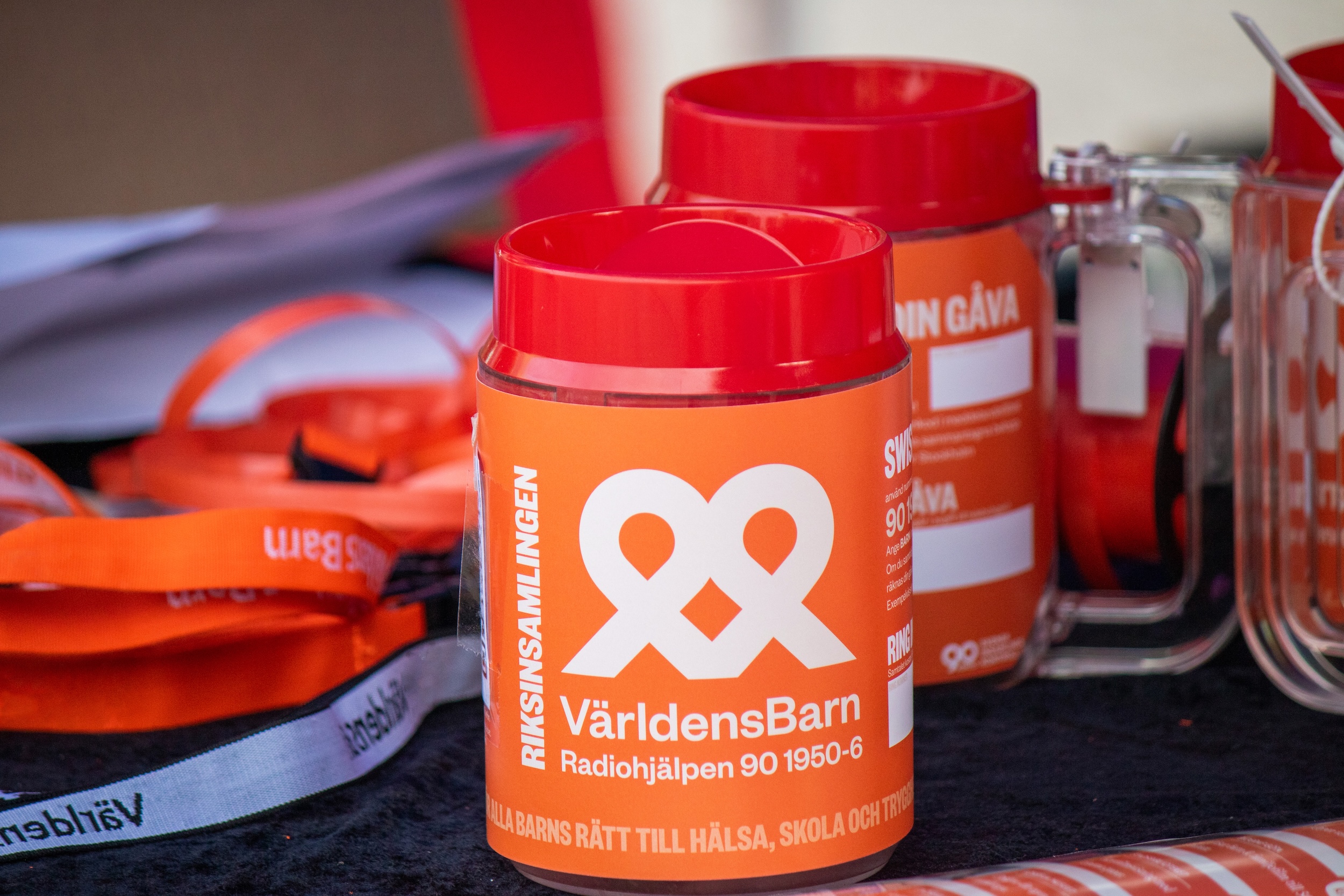 Orangea insamlingsbössor på rad.