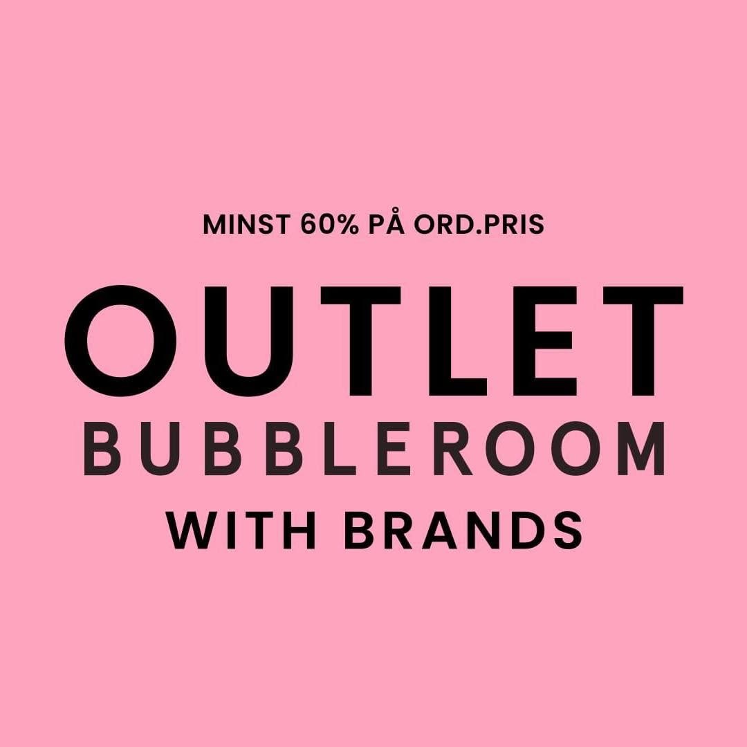 En skylt med rosa bakgrund med svart text. Minst 60% på ord. pris. Outlet Bubbleroom with brands.