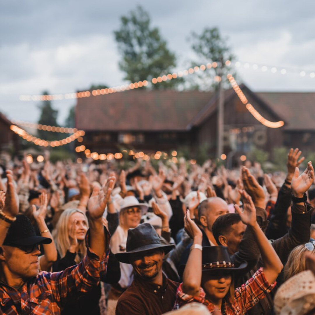 konsertpublik med cowboyhattar
