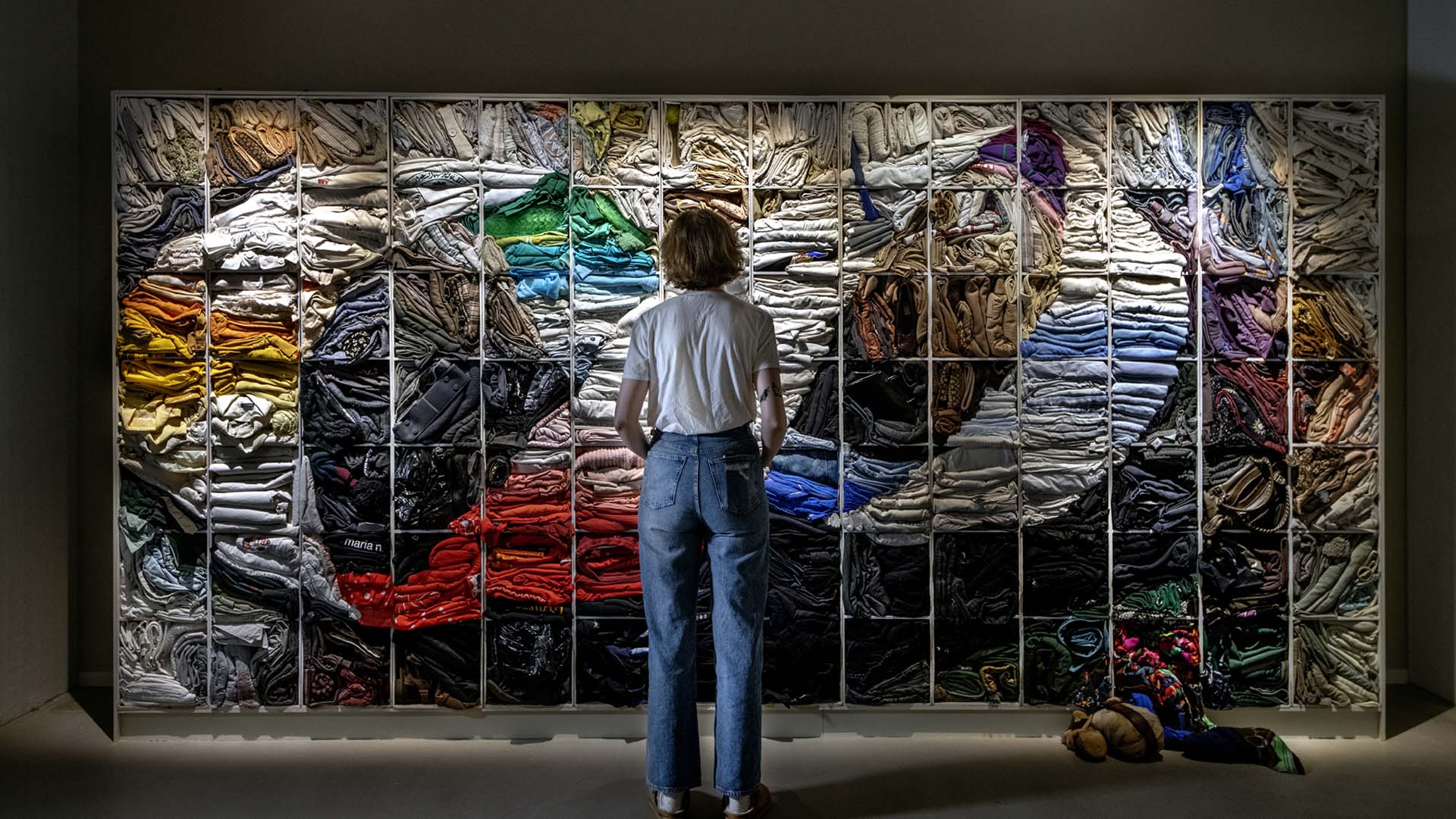 En person tittar på ett konstverk föreställande en liggande 8:a av textil