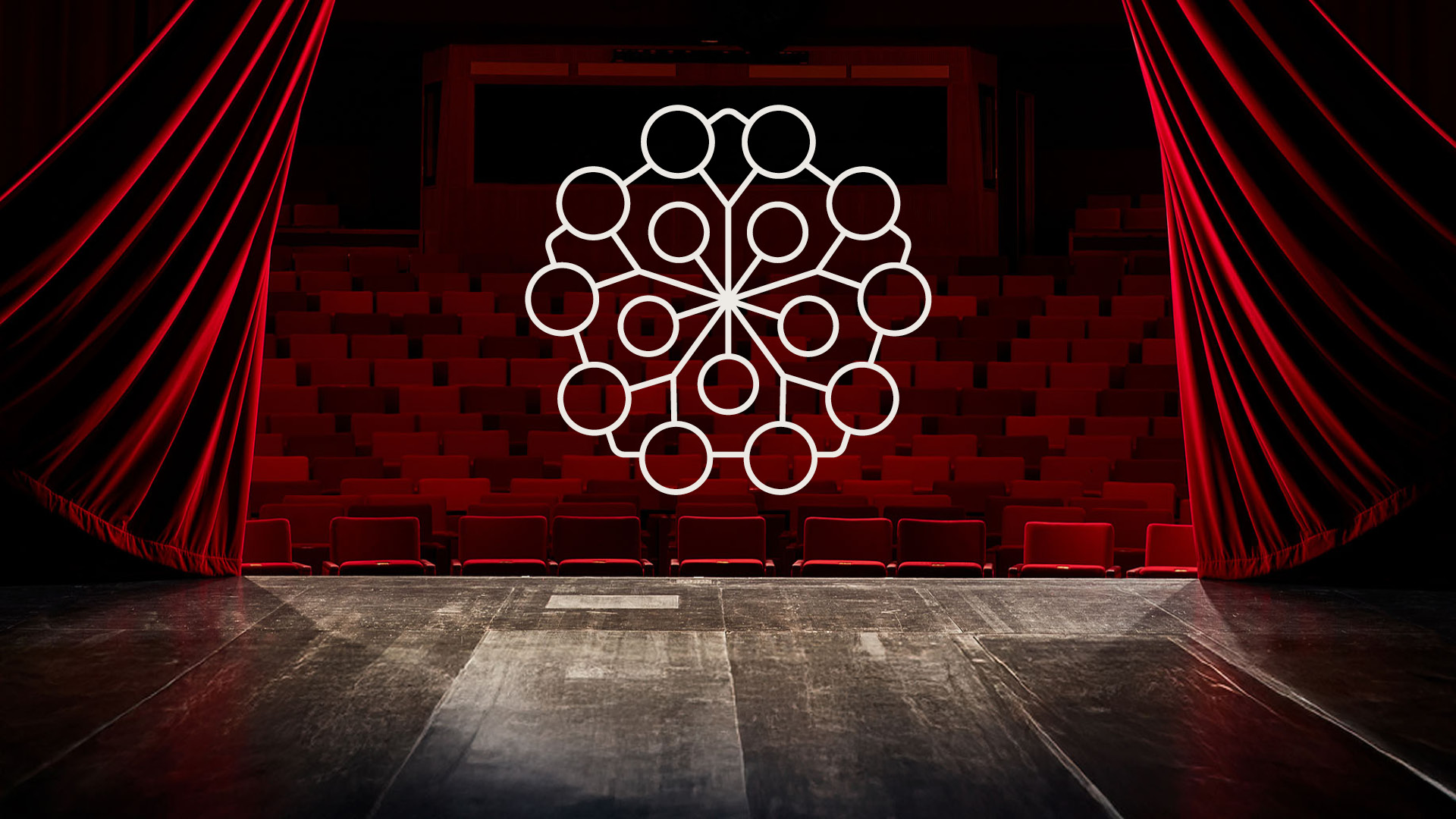 Teatersalong med röda stolar sedd från scenen, med Borås Stadsteaters logotyp i mitten.